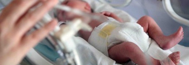 Bimbo in posizione podalica, le ostetriche per farlo nascere e gli fratturano le gambe