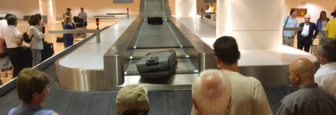 Rubava dalle valigie dei viaggiatori Denunciato addetto dell'aeroporto Rubava dalle valigie dei viaggiatori Denunciato addetto dell'aeroporto