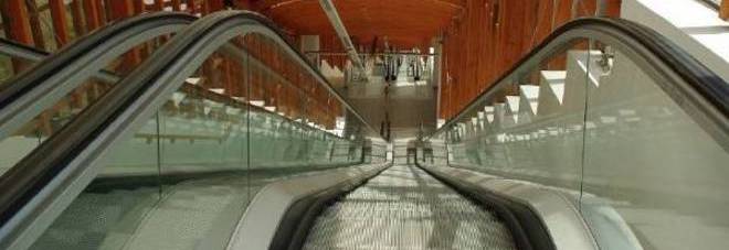 Torino, si siede sulle scale mobili della metro: 29enne cade e muore Torino, si siede sulle scale mobili della metro: 29enne cade e muore