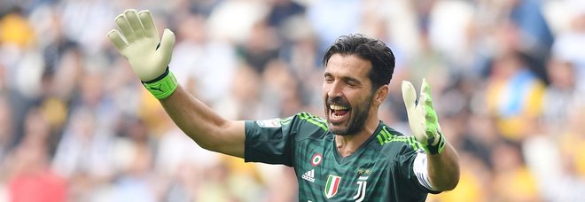 Festa scudetto Juve-Verona 2-1
Buffon dà l'addio: tifosi in piedi
