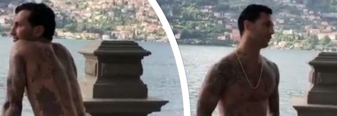 Fabrizio Corona mostra il lato B in strada, i passanti lo fotografano e lui replica: «Datemi 5mila euro, per voi è un piacere» Fabrizio Corona mostra il lato B in strada, i passanti lo fotografano e lui replica: «Datemi 5mila euro, per voi è un piacere»