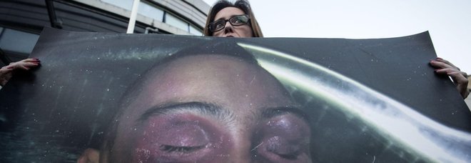 Il carabiniere accusa due colleghi: «Calci in faccia e colpi alla testa così è morto Stefano Cucchi» Il carabiniere accusa due colleghi: «Calci in faccia e colpi alla testa così è morto Stefano Cucchi»