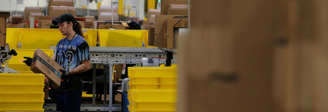 Amazon diffidata dall'Agcom: «È servizio postale, si adatti alla normativa del settore» Amazon diffidata dall'Agcom: «È servizio postale, si adatti alla normativa del settore»