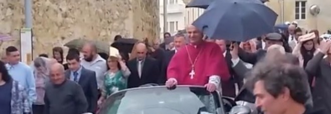 Arcivescovo sulla Porsche
trainata da 50 bambini
bufera sulla processione