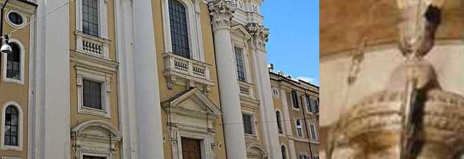 Roma, colpo grosso in basilica: rubato un prezioso lampadario del '600 in Via Del Corso