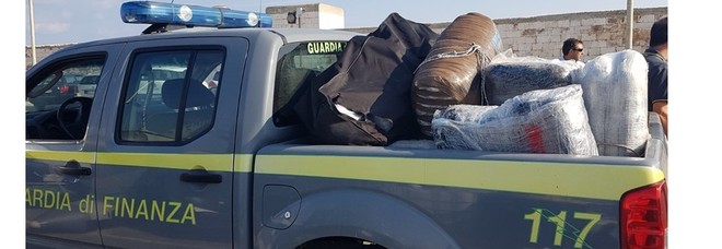 Droga per tre milioni di euro nel doppiofondo di un motoscafo. Arrestato un salentino Droga per tre milioni di euro nel doppiofondo di un motoscafo. Arrestato un salentino