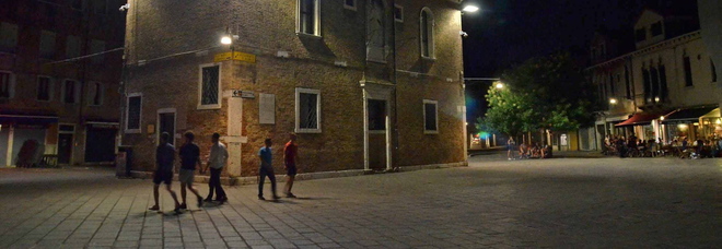 Scatenato a Venezia: rapina il venditore di rose, sale sul palco, canta e fa acrobazie Scatenato a Venezia: rapina il venditore di rose, sale sul palco, canta e fa acrobazie