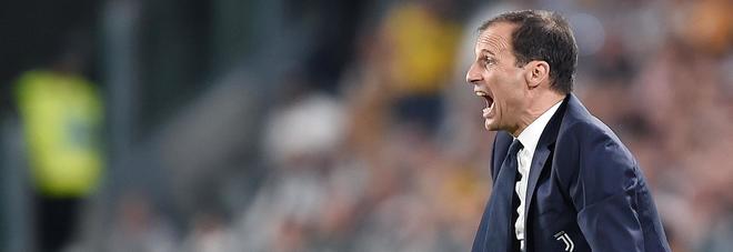 Juve contestata dai tifosi a Vinovo: «Tirate fuori i c...». E domenica va in casa dell'Inter
