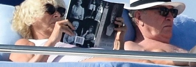 Camilla, vacanza in Sardegna senza il principe Carlo: ma un dettaglio fa infuriare la casa reale Camilla, vacanza in Sardegna senza il principe Carlo: ma un dettaglio fa infuriare la casa reale