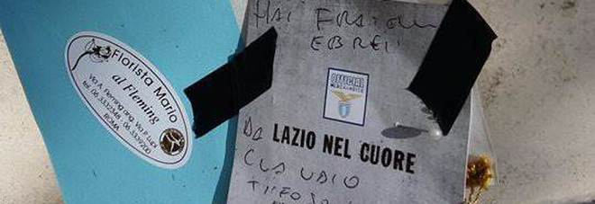 Caso Anna Frank, «Hai fratelli ebrei, da Claudio», la dedica sbagliata sulla corona di Lotito e gli sfottò dei romanisti. Il fiorario: «Non lo ha scritto il presidente» Caso Anna Frank, «Hai fratelli ebrei, da Claudio», la dedica sbagliata sulla corona di Lotito e gli sfottò dei romanisti. Il fiorario: «Non lo ha scritto il presidente»