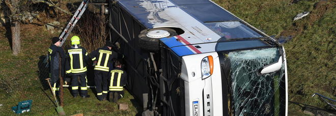 Scuolabus finisce in un torrente: morti due bambini, 20 feriti di cui 5 gravi. «Tra i soccorritori parenti dei bimbi»
