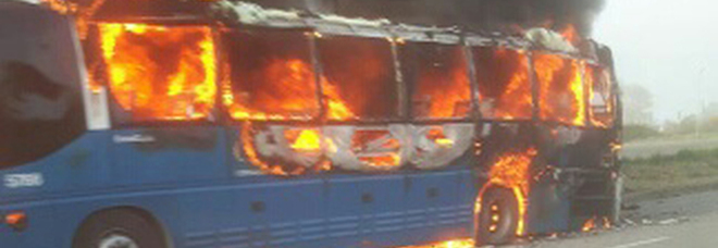 Terrore lungo l'A1: pullman in fiamme, autostrada chiusa Terrore lungo l'A1: pullman in fiamme, autostrada chiusa