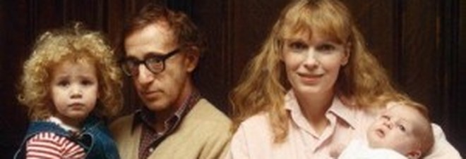 Woody Allen con la figlia adottiva Dylan insieme con Mia Farrow e l'altro figlio Ronan Woody Allen con la figlia adottiva Dylan insieme con Mia Farrow e l'altro figlio Ronan