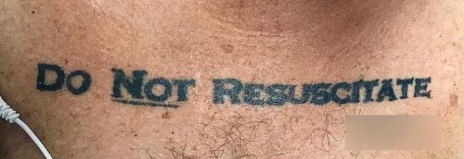 Arriva in ospedale con scritta tatuata: «Non rianimare». Medici rispettano la sua volontà Arriva in ospedale con scritta tatuata: «Non rianimare». Medici rispettano la sua volontà