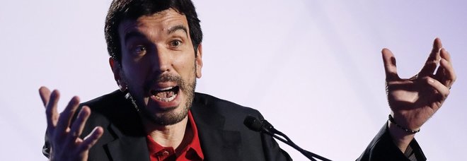 Assemblea Pd: verso conferma di Martina segretario. Renzi: accordi con M5S? Impossibile, è la vecchia destra Assemblea Pd: verso conferma di Martina segretario. Renzi: accordi con M5S? Impossibile, è la vecchia destra