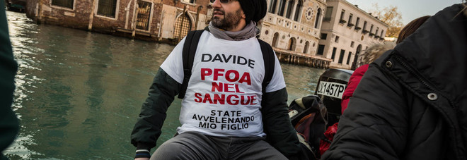 La protesta contro l'inquinamento da Pfas-Pfoa davanti al Consiglio regionale sul Canal Grande aa Venezia