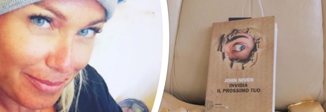 Sonia Bruganelli posta la foto del jet privato con un libro sul sedile: «Invidia il prossimo tuo». Boom di critiche Sonia Bruganelli posta la foto del jet privato con un libro sul sedile: «Invidia il prossimo tuo». Boom di critiche