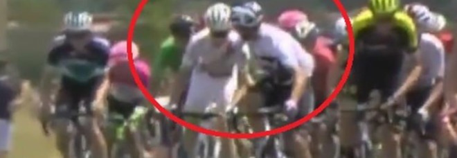 Pugno al rivale: Moscon espulso dal Tour del France, ora rischia il licenziamento