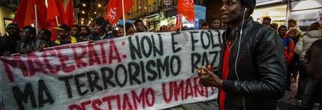 La manifestazione antirazzismo di Macerata La manifestazione antirazzismo di Macerata
