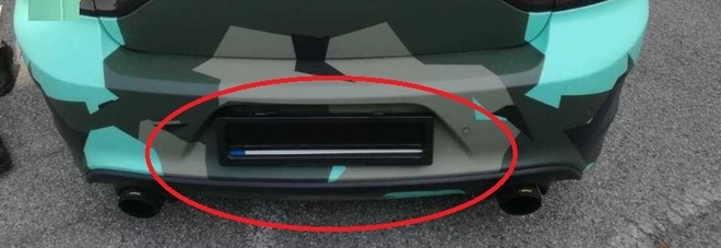Ecco la targa con la tendina abbassata Ecco la targa con la tendina abbassata