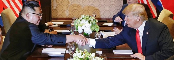 Trump-Kim, storica stretta di mano a Singapore: via a denuclearizzazione, passato alle spalle Trump-Kim, storica stretta di mano a Singapore: via a denuclearizzazione, passato alle spalle