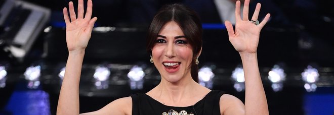 Virginia Raffaele, due cuoricini sull'abito nero: «Sono per i miei due Claudi» Virginia Raffaele, due cuoricini sull'abito nero: «Sono per i miei due Claudi»