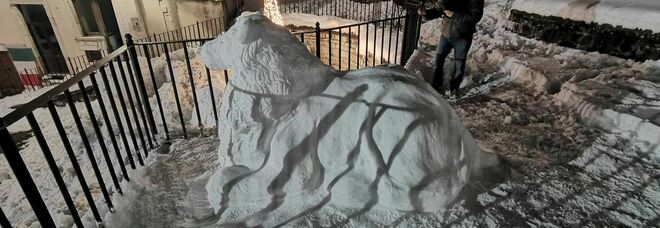 Le grandi sculture di neve nella Valnerina, la Sindaca incoraggia la resilienza contro l'emergenza