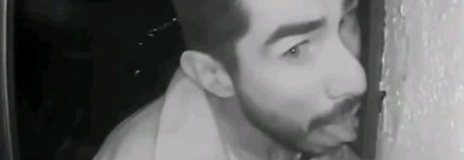 Il mistero dell'uomo che gira per la città a leccare i citofoni di casa
