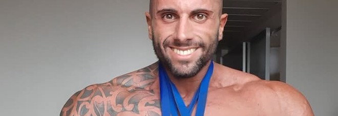 Body builder muore a 23 anni nella stanza d'hotel dopo la gara. Lo trova la fidanzata 44enne