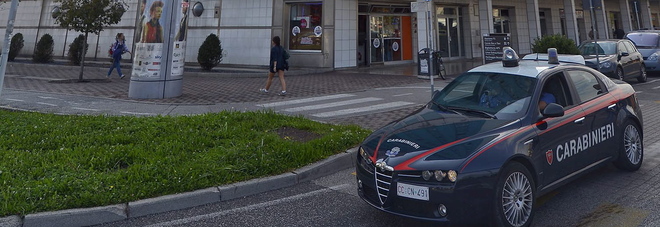 I carabinieri sul luogo dove è avvenuta l'aggressione I carabinieri sul luogo dove è avvenuta l'aggressione