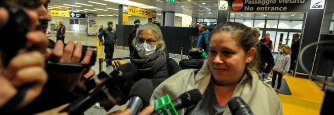 Coronavirus, rientrati gli italiani respinti a Mauritius: «Segregati sull'aereo» Coronavirus, rientrati gli italiani respinti a Mauritius: «Segregati sull'aereo»