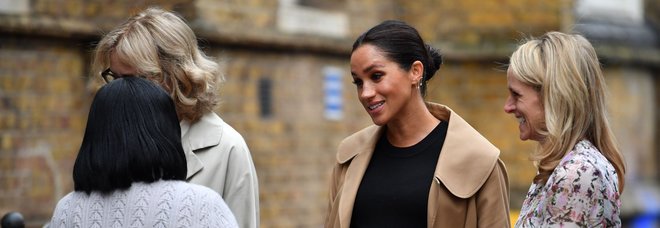 Meghan molto incinta
al centro per l'impiego: il suo
look costa 4mila sterline