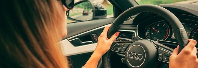 Le donne provocano meno incidenti stradali degli uomini: più prudenti e attente all'alcol
