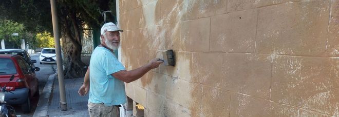 Vito Cisternino mentre pulisce il muro della scuola Vito Cisternino mentre pulisce il muro della scuola