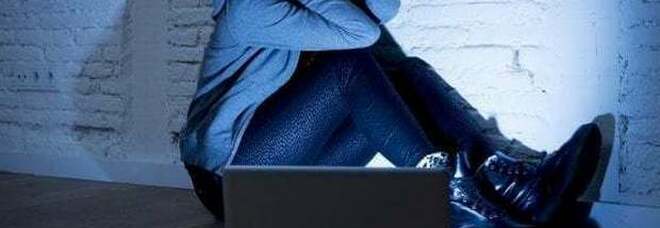 Una donna su 10 ha già subito violenza informatica a 15 anni, il 70% vittima di cyberstalking