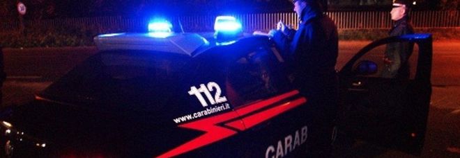 Carabinieri durante un controllo Carabinieri durante un controllo