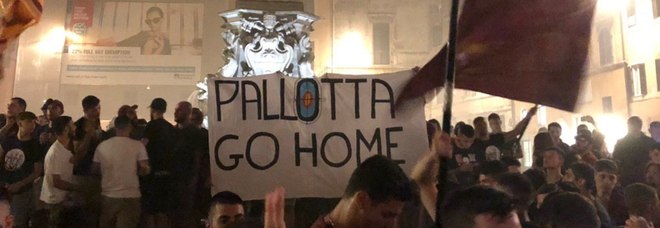Roma, centro storico invaso dai tifosi giallorossi per i 92 anni del club. Cori contro Pallotta