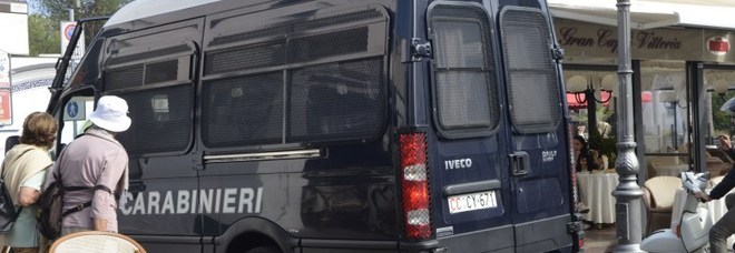 Carabinieri nella Piazzetta di Ischia Carabinieri nella Piazzetta di Ischia