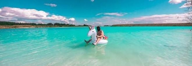 Il lago turchino diventa virale su Instagram, ma l'acqua è tossica: «Se ci cadete è impossibile uscirne»