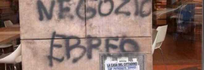 Roma, scritte antisemite e svastiche sui muri dei negozi
