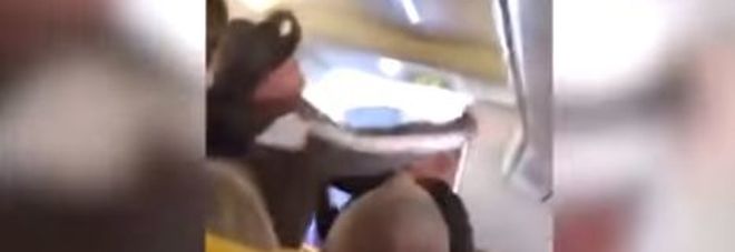 Una passeggera si toglie le scarpe, scoppia una rissa sul volo Ryanair: «Schizzi di sangue ovunque» Una passeggera si toglie le scarpe, scoppia una rissa sul volo Ryanair: «Schizzi di sangue ovunque»