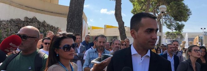 Di Maio: «Entro l'anno stop alle aperture domenicali e festive dei centri commerciali»
