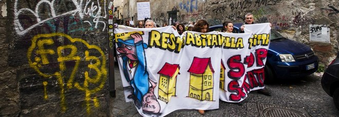 Il corteo per la casa (foto Sergio Siano) Il corteo per la casa (foto Sergio Siano)