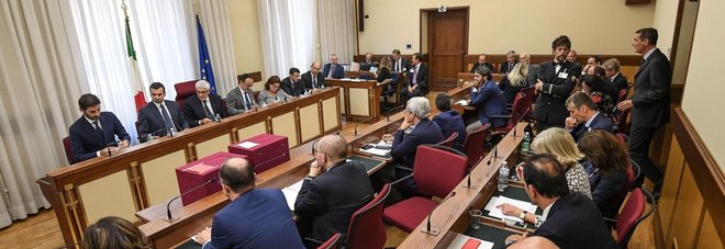 Un momento della prima convocazione della
Commissione parlamentare bicamerale d'inchiesta sulle
banche (ansa) Un momento della prima convocazione della
Commissione parlamentare bicamerale d'inchiesta sulle
banche (ansa)
