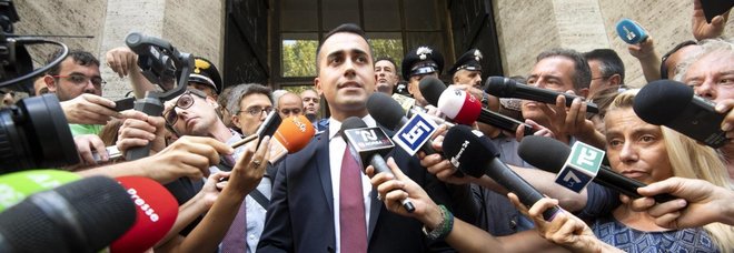 Di Maio: «Stop entro l'anno alle aperture domenicali dei centri commerciali»