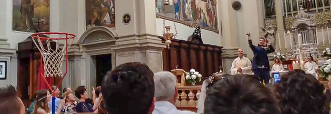 Il tiro a canestro dello sposo in chiesa Il tiro a canestro dello sposo in chiesa