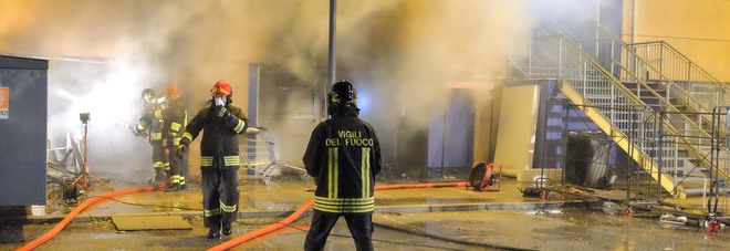 I vigili del fuoco alle prese con l'incendio