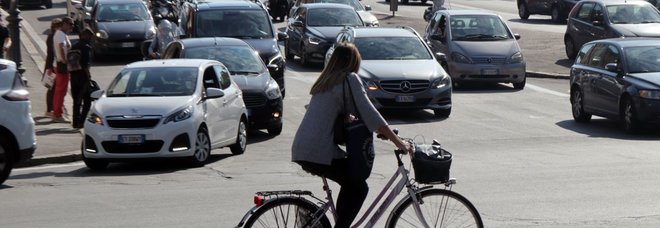Codice della Strada, sì alle bici
contromano e niente fumo in auto
