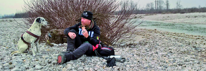 Andrea Spinelli in un momento di pausa durante uno dei suoi viaggi a piedi Andrea Spinelli in un momento di pausa durante uno dei suoi viaggi a piedi