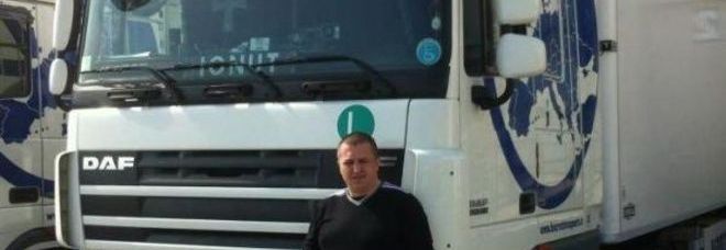 Ion davanti al suo tir Ion davanti al suo tir